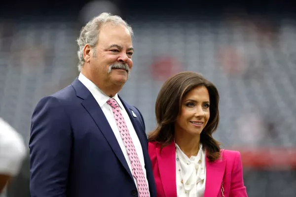 El dueño de los Texans de Houston, Cal McNair, y su esposa, Hannah.