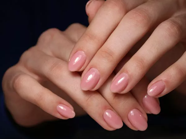 Cuanto más brillante, mejor para la tendencia de uñas glaseadas.