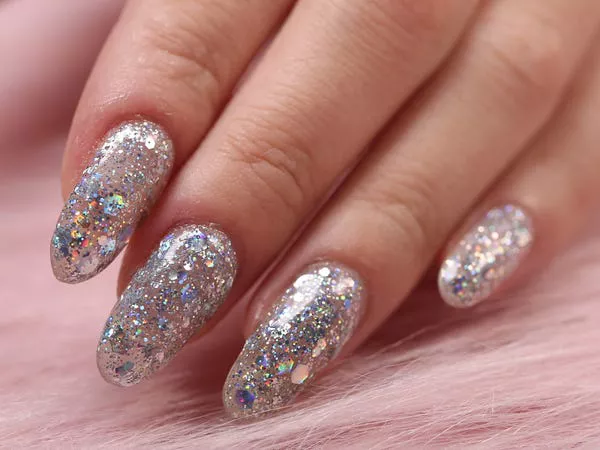 El glitter añade una textura divertida a cualquier manicura.