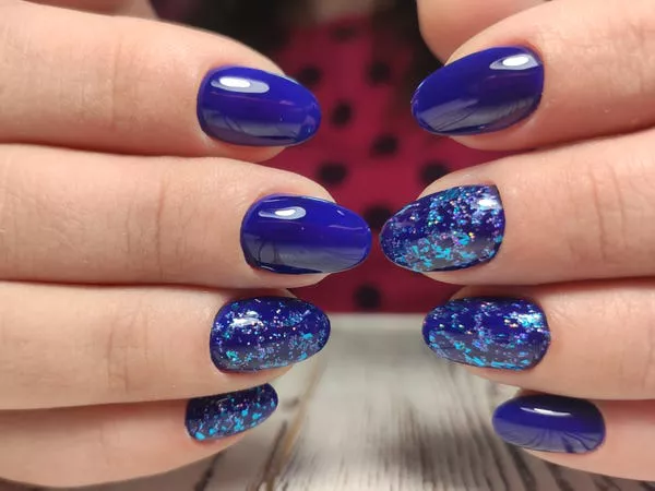 Puedes lograr el aspecto con tonos de azul y glitter.