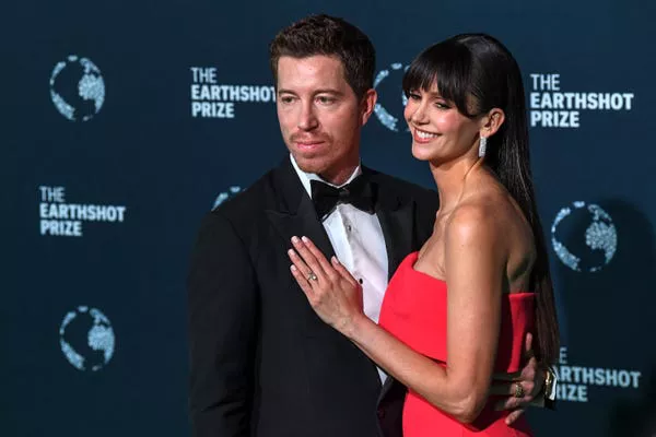 Shaun White y Nina Dobrev asisten a los Premios Earthshot 2024 en Ciudad del Cabo. Rodger Bosch/Getty Images