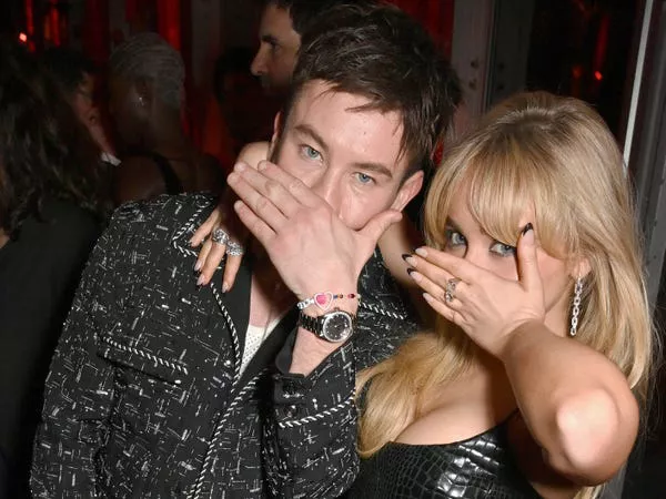 Barry Keoghan y Sabrina Carpenter asisten a la fiesta Oscar de Vanity Fair 2024.