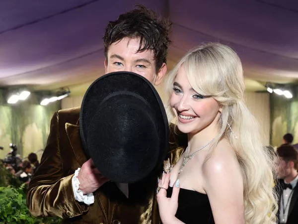 Barry Keoghan y Sabrina Carpenter en la Met Gala 2024.