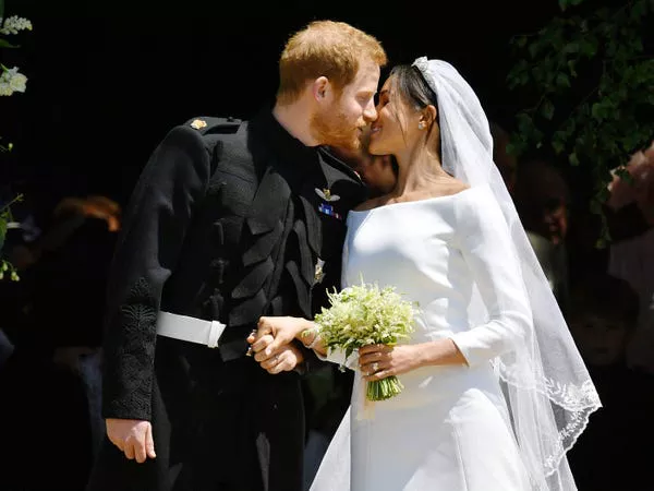 El Príncipe Harry y Meghan Markle comparten un beso en la boda real