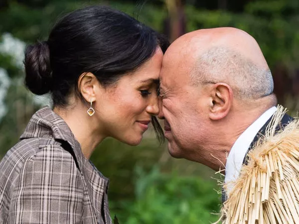 Meghan realizó el Hongi con el gobernador general de Nueva Zelanda