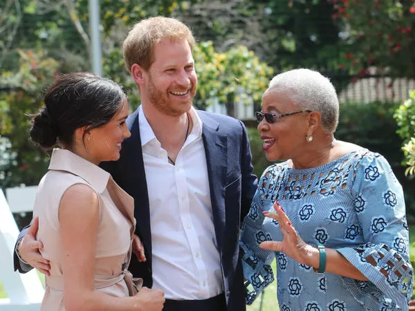 Meghan Markle y el Príncipe Harry con Graca Machel en Sudáfrica el 2 de octubre de 2019