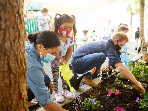 Meghan Markle y el Príncipe Harry plantando flores en el Preschool Learning Center en Los Ángeles