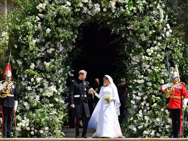 Príncipe Harry y Meghan Markle abandonan su ceremonia de boda en la Capilla de San Jorge