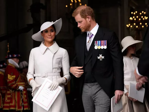 Príncipe Harry y Meghan Markle, Duques de Sussex, salen después de un servicio celebrando el reinado de la Reina Isabel II en la Catedral de San Pablo en Londres el 3 de junio de 2022