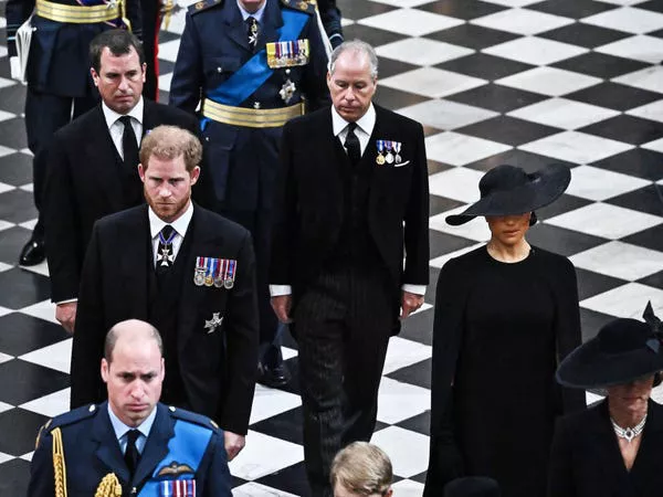 Príncipe Harry y Meghan Markle salen del funeral de la Reina en la Abadía de Westminster