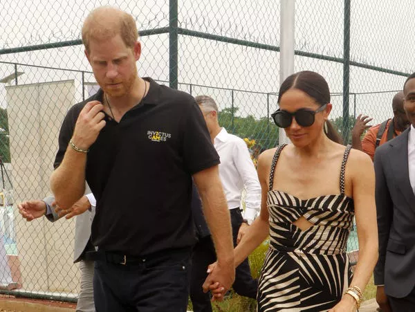 Príncipe Harry y Meghan Markle asisten a un partido de voleibol en Nigeria en mayo de 2024