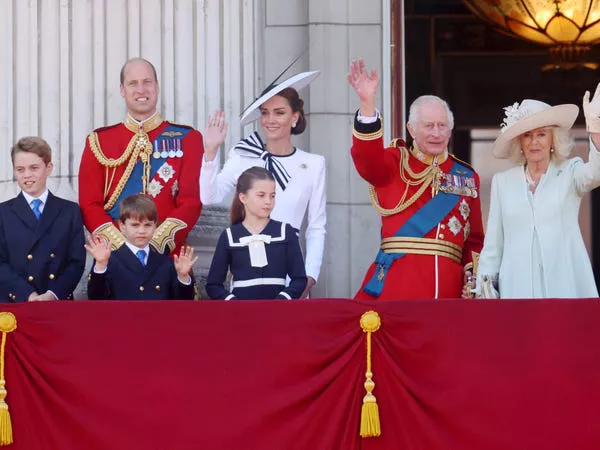 Príncipe George, Príncipe William, Príncipe Luis, Princesa Charlotte, Kate Middleton, Rey Carlos y Reina Camila durante Trooping the Colour en el Palacio de Buckingham el 15 de junio de 2024