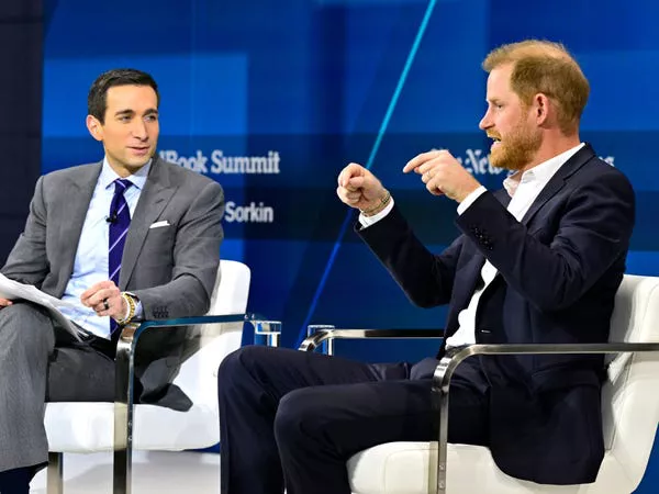 Andrew Ross Sorkin y el Príncipe Harry, Duque de Sussex, hablan en el escenario durante la Cumbre Dealbook 2024 del New York Times