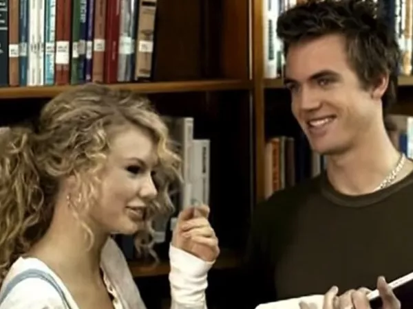 Drew es interpretado por Tyler Hilton en el video musical.