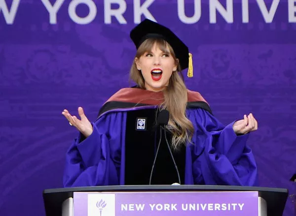 Swift dio un discurso de graduación en NYU en 2022.