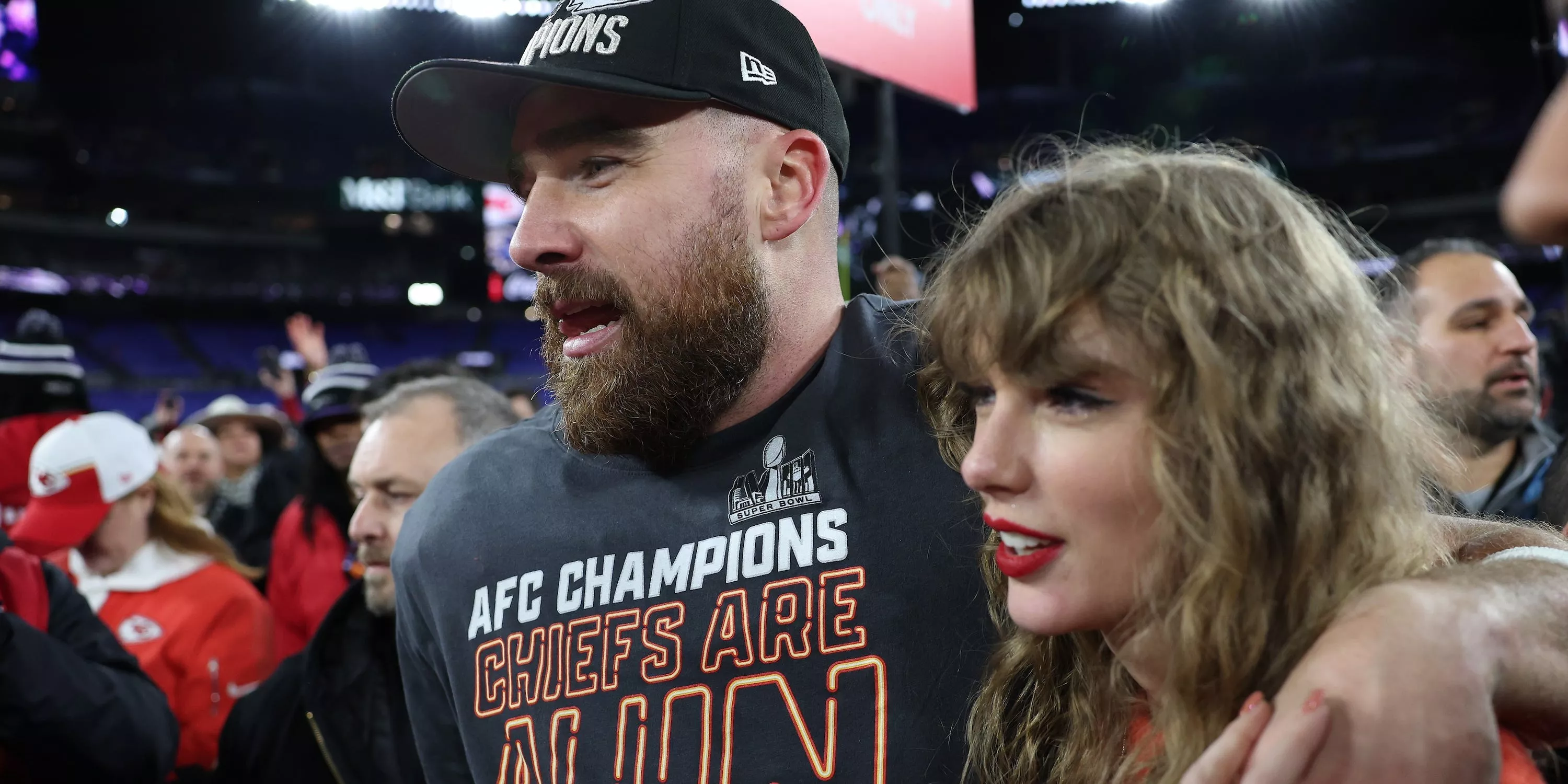 Todos los guiños de Taylor Swift y Travis Kelce en 'Christmas in the Spotlight'