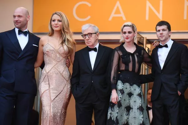 El elenco de 'Café Society' con Woody Allen en el Festival de Cannes 2016.