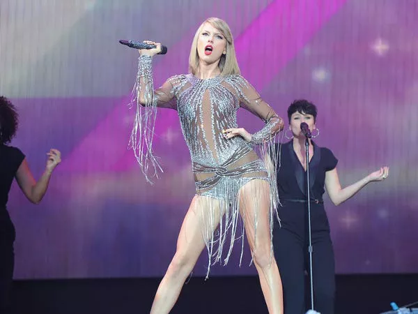 Taylor Swift actúa en el Big Weekend de BBC Radio 1 en 2015.