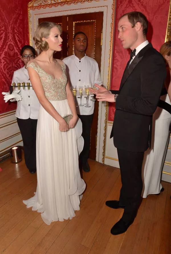 Taylor Swift se encuentra con el Príncipe William en 2013.