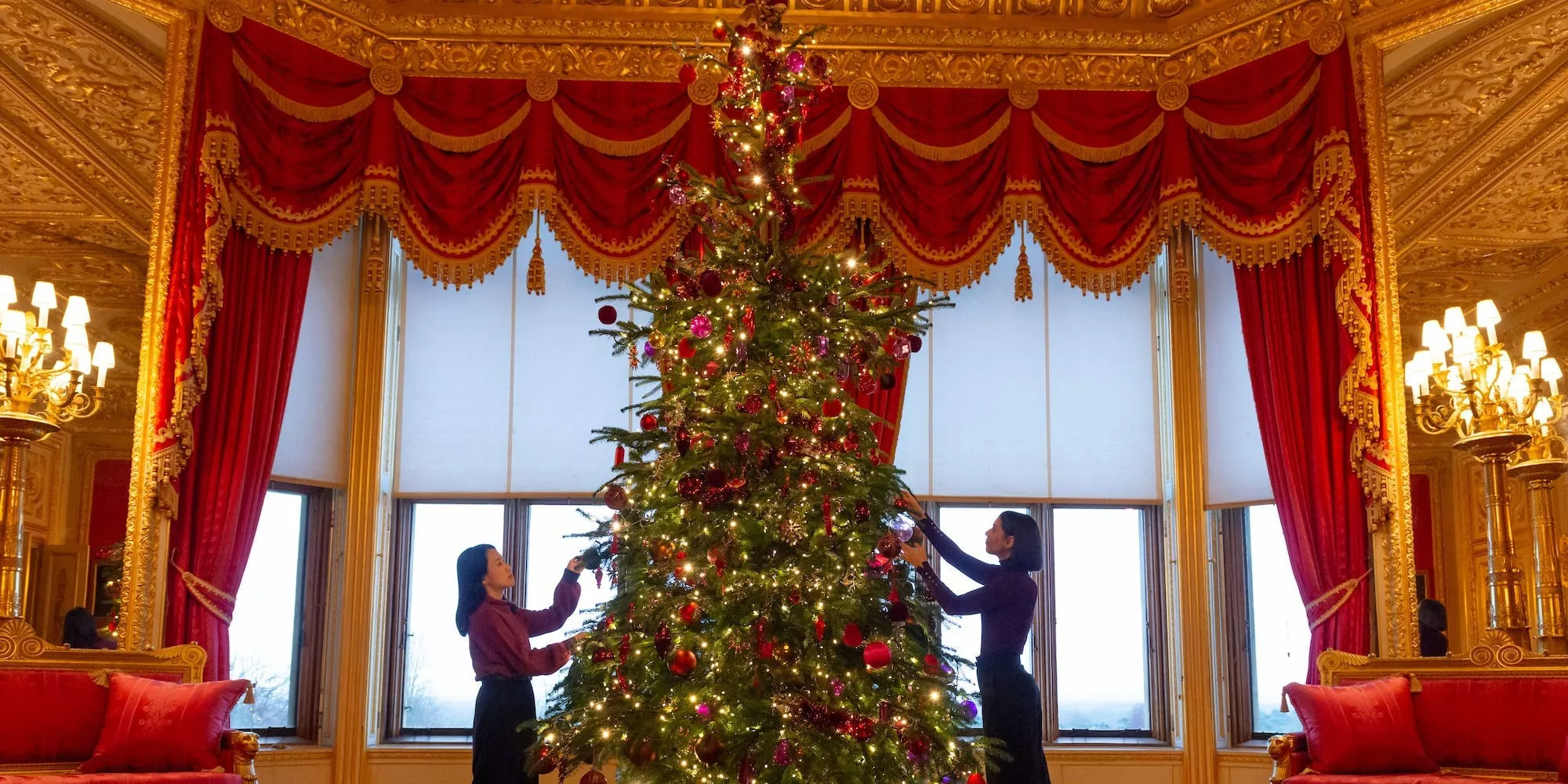 Impresionantes fotos muestran castillos y palacios reales decorados para Navidad