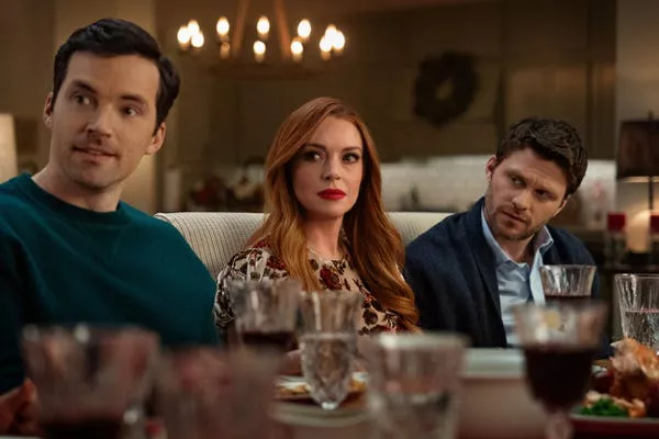 Ian Harding como Logan, Lindsay Lohan como Avery, y Jon Rudnitsky como Cameron en 'Our Little Secret.'