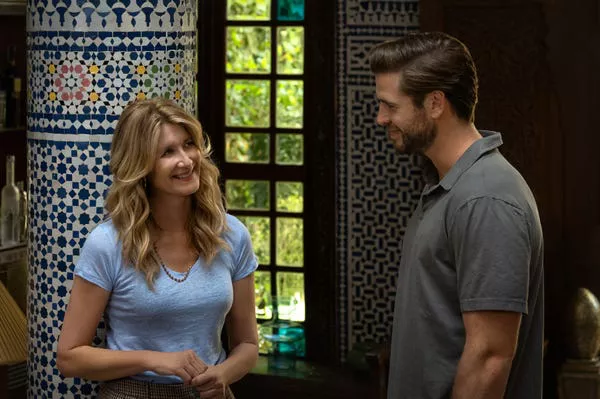 Laura Dern y Liam Hemsworth en 'Lonely Planet'