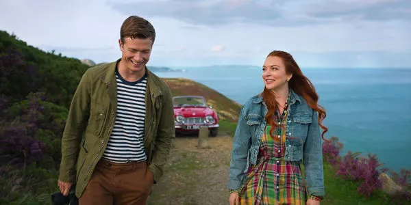 Ed Speleers como James Thomas y Lindsay Lohan como Maddie Kelly en 'Irish Wish.'