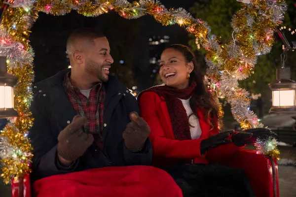 Devale Ellis como Teddy y Christina Milian como Layla en 'Meet Me Next Christmas.'