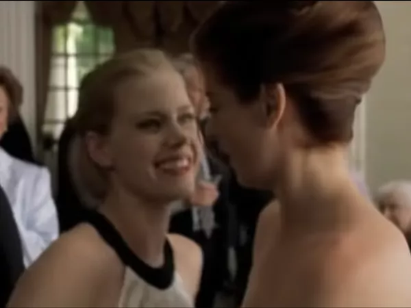 Amy Adams y Debra Messing en 'La cita de boda'.