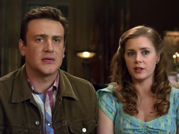 Jason Segel y Amy Adams en 'Los Muppets'.