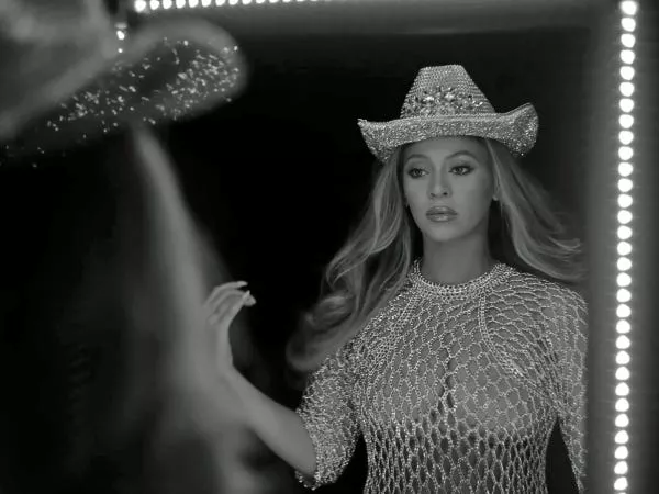 Beyoncé in the visualizer for '16 Carriages.'