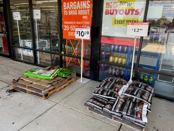 Estas bolsas de tierra para macetas estaban justo afuera de la entrada de la tienda Big Lots