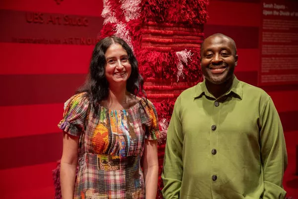 Sarah Zapata y Larry Ossei-Mensah ayudaron a los asistentes de Art Basel a construir mini pompones con hilo de lana.