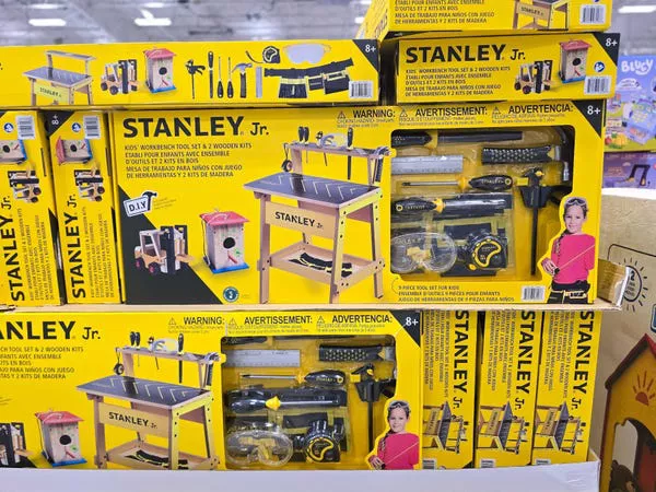 El banco de trabajo Stanley Jr. viene con kits de madera para hacer una casa de pájaros y un montacargas.