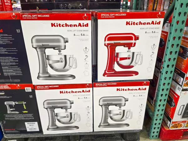 El robot de cocina KitchenAid de 6 cuartos viene en colores plateado y rojo.