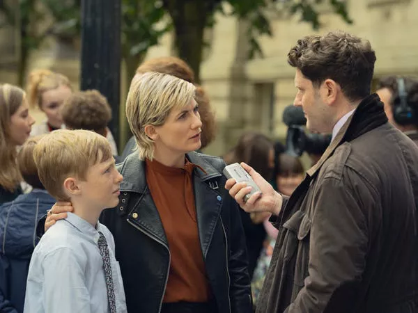 Toby Eden, Jodie Whittaker y Matthew James Hinchliffe en 'Toxic Town.'