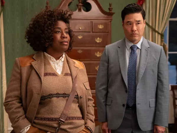 Uzo Aduba y Randall Park en 'The Residence.'