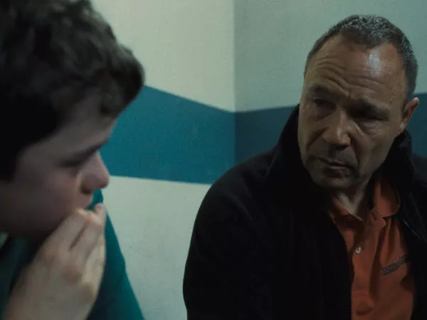 Owen Cooper como Jamie Miller y Stephen Graham como Eddie Miller en 'Adolescence.'