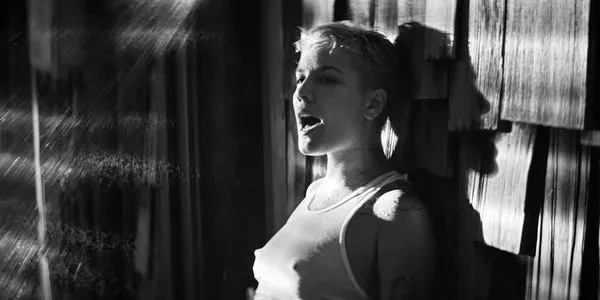 Halsey en 'Without Me'.