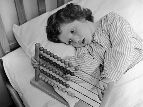 Una niña que usa un ábaco en una cama en el Columbia Presbyterian Medical Center en Nueva York, alrededor de 1950. Douglas Grundy/Three Lions/Getty Images