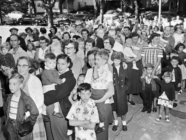 Una fila de niños y padres espera ser inmunizada con gamma globulina en 1953. Paul E. Thomson/AP Photo