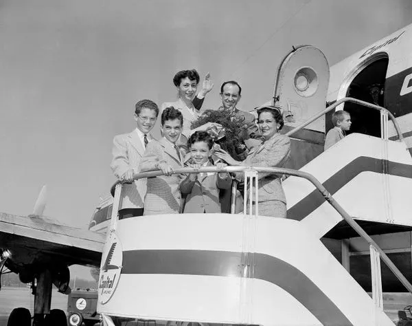 Jonas Salk llega a Pittsburgh con su familia en 1955. AP Photo