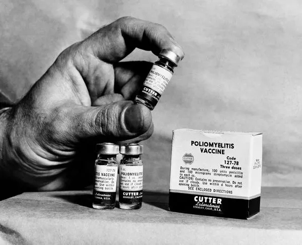 La vacuna contra la polio de Joans Salk en 1955. AP Photo