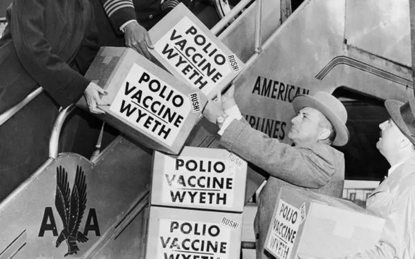 Las vacunas contra la polio se envían a Europa en 1955. Universal History Archive/Universal Images Group/Getty Images