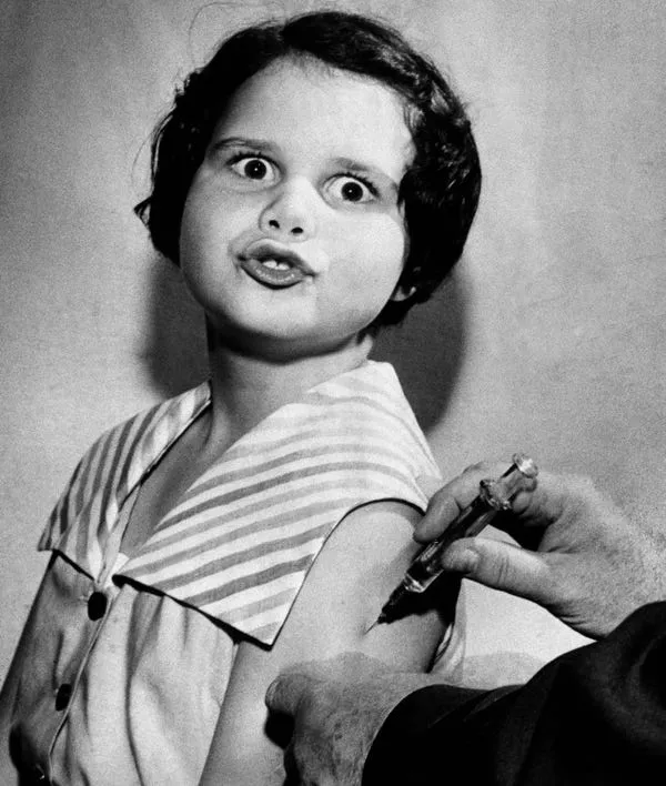 La niña de ocho años Ann Hill recibe la vacuna contra la polio días después del anuncio de Salk que es efectiva. AP Photo