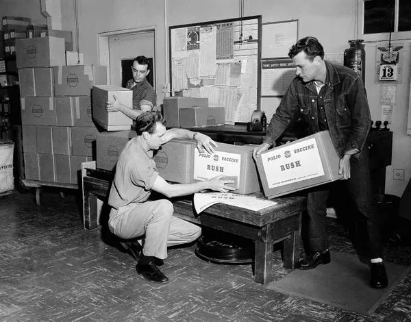 Las vacunas se preparan para ser distribuidas en la Costa Oeste desde Cutter Laboratories en abril de 1955. Ernest K. Bennett/AP Photo