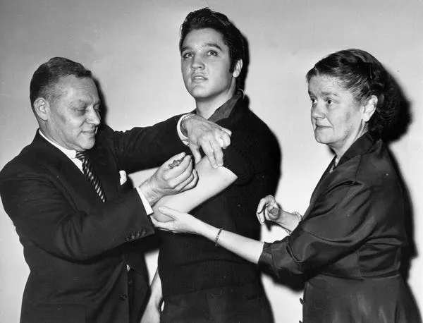 Elvis Presley recibe la vacuna contra la polio en Nueva York. AP Photo