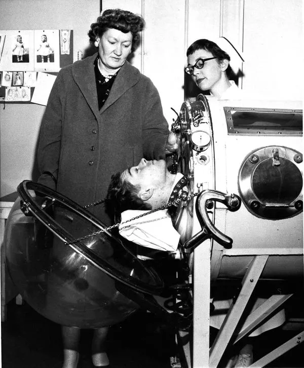 Edward Scheffler con su madre después de viajar en tren en 1957. AP Photo