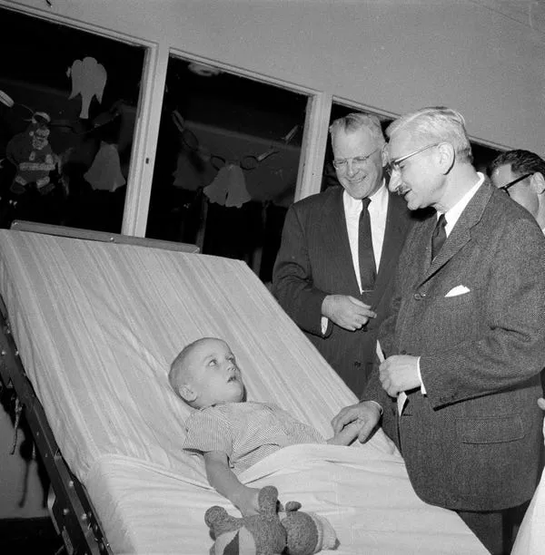 Mark Stacey es visitado por Albert Sabin y Dr. Walter Langsam en 1959. Gene Smith/AP Photo