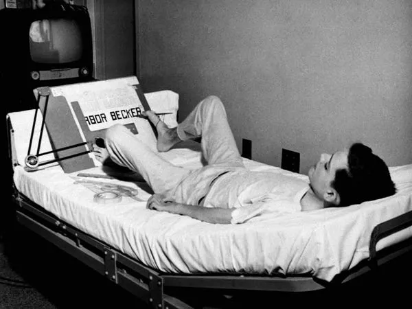 Larry Becker dibuja un plano de hospital usando su pie derecho en 1955. AP Photo